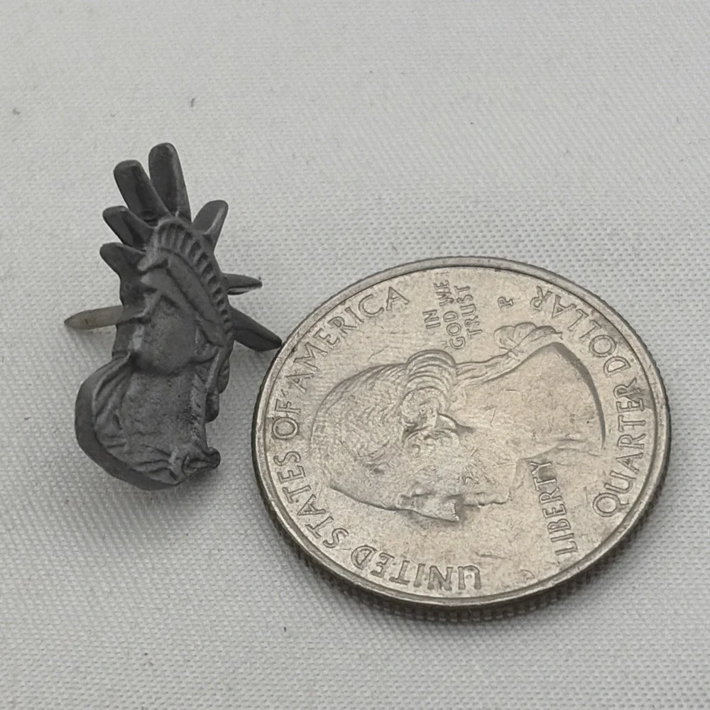 Vintage 1986 Statue Of Liberty Head Silver Tone USA 100 Years Lapel Hat Pin